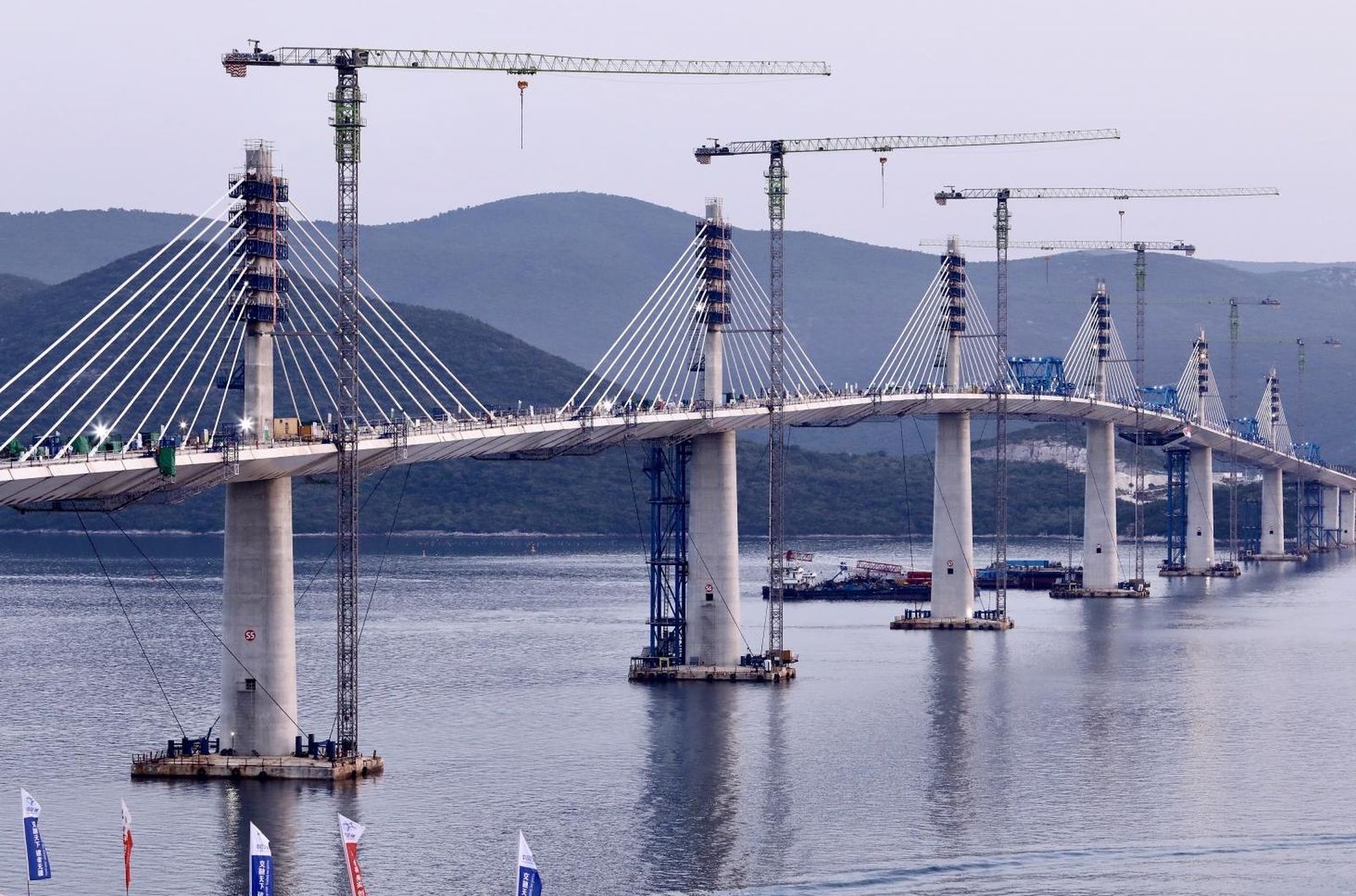 28.07.2021.,Komarna-Pogled na gradiliste Peljeskog mosta uoci vecerasnjeg postavljanja posljednjeg elementa koji ce spojiti hrvatski u cijelosti nakon 300 godina.
Photo: Ivo Cagalj/PIXSELL