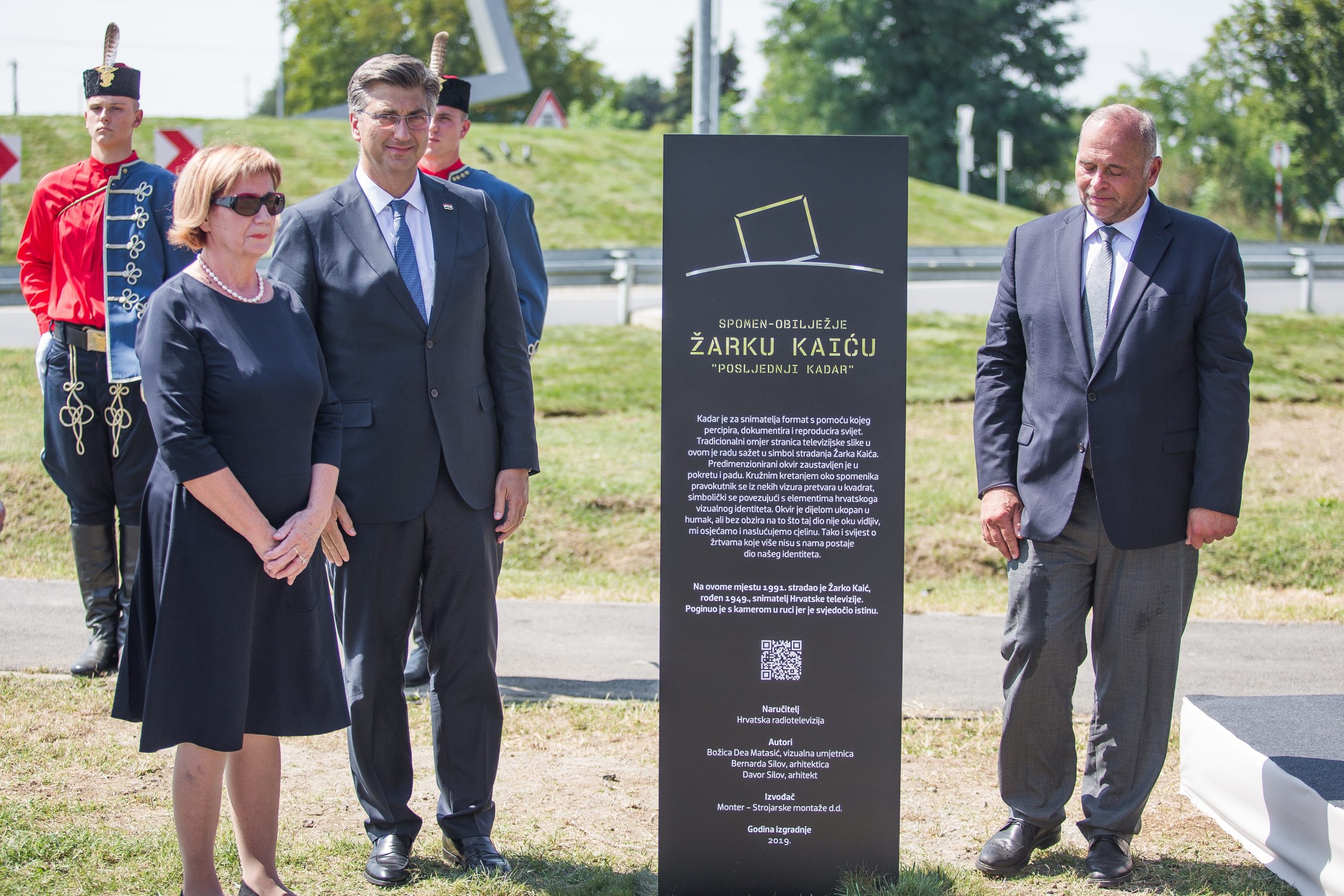 28.08.2019., Osijek - U naselju Brijest svecano je otkriven spomenika HRT-ovom snimatelju Zarku Kaicu koji je ubijen u Domovinskom ratu 28. kolovoza 1991. godine. Lidija Kaic, predsjednik Vlade RH Andrej Plenkovic, Kazimir Bacic. Photo: Davor Javorovic/PIXSELL