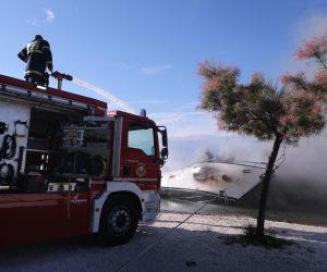 30.05.2021., Kastel Gomilica - Nakon burne noci kastelanski vatrogasci jos uvijek marljivo rade na zgaristu brodova koji su nocas izgorjeli u marini Kastela.
Photo: Ivo Cagalj/PIXSELL