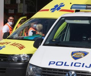 30.05.2021., Sibenik - Zbog prometne nesreca koja se rano jutros dogodila na autocesti Zagreb-Split, a kojoj su navodno sudjelovali migranti veci broj policijskih sluzbenika Sibensko-kninske zupanije ispred sibenske bolnice.
Photo: Hrvoje Jelavic/PIXSELL