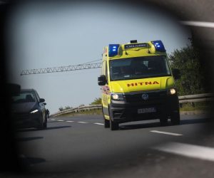 30.07.2021., Zagreb - Vozilo Hitne pomoci pod rotacijom hitno prolazi ulicom SR Njemacke a vozaci postuju prednost prolaska Hitne te se pomicu sa strane,Photo:Zeljko Lukunic /PIXSELL