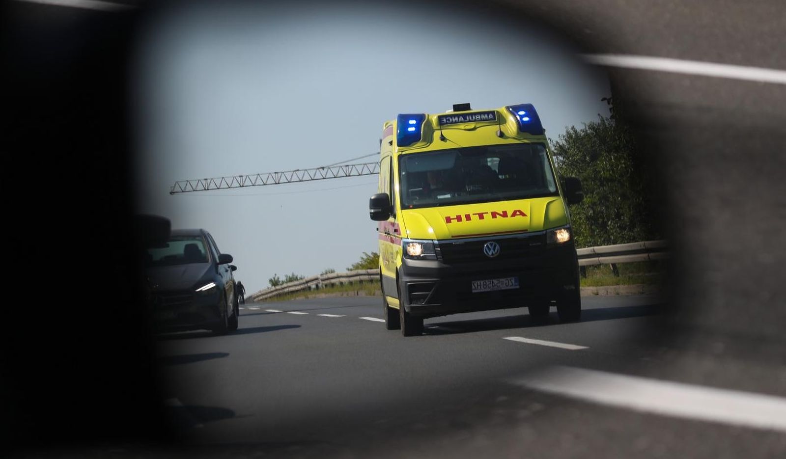 30.07.2021., Zagreb - Vozilo Hitne pomoci pod rotacijom hitno prolazi ulicom SR Njemacke a vozaci postuju prednost prolaska Hitne te se pomicu sa strane,Photo:Zeljko Lukunic /PIXSELL