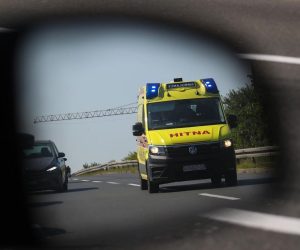 30.07.2021., Zagreb - Vozilo Hitne pomoci pod rotacijom hitno prolazi ulicom SR Njemacke a vozaci postuju prednost prolaska Hitne te se pomicu sa strane,Photo:Zeljko Lukunic /PIXSELL