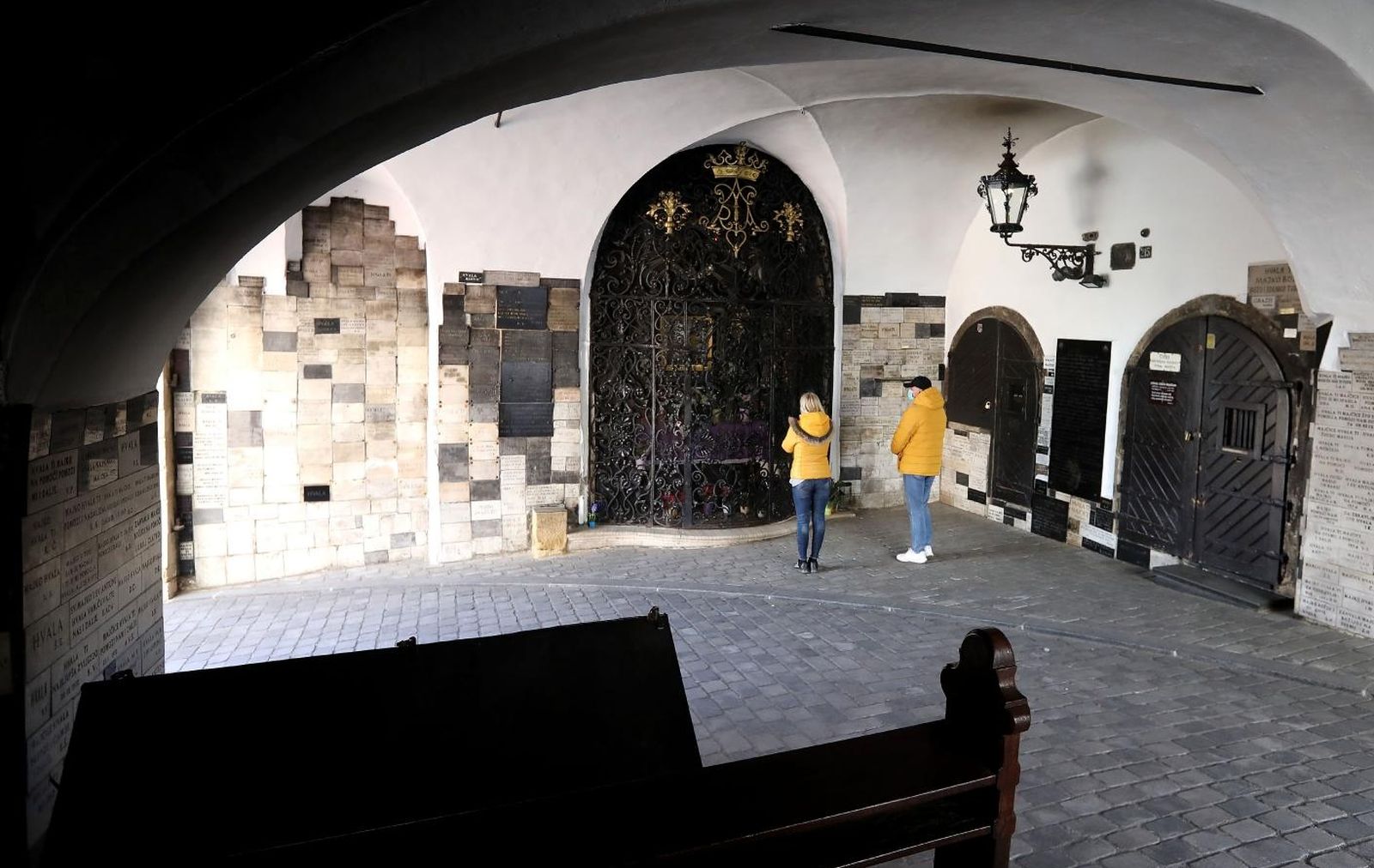 31.03.2020., Zagreb - Slika Majke Bozje od Kamenitih vrata, zastitnice grada Zagreba, prezivjela je bez ostecenja potres koji je pogodio grad jednako kako je 1731. godine prezivjela i veliki pozar. U vremenu kad su brojne crkve ostecene i nesigurne te kad su zbog sprijecavanja sirenja koronavirusa otkazane sve mise i zajednicke molitve Kamenita vrata su ostala jedno od rijetkih mjesta gdje katolicki vjernici mogu naci javno mjesto za molitvu i to svakodnevno koriste uz sve mjere koje se preporucuju za smanjenje socijalnih kontakata. 
 Photo: Patrik Macek/PIXSELL