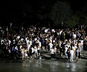 31.07.2021., Split - Kupaliste Bacvice nakon zatvaranja ugostiteljskih objekata postalo okupljaliste mladih. 
Photo: Ivo Cagalj/PIXSELL