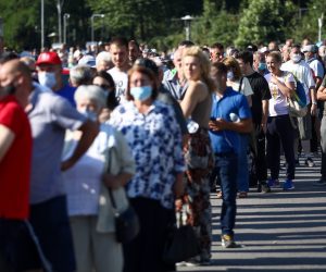 31.07.2021., Sarajevo, Bosna i Hercegovina - Pred sarajevskom dvoranom Zetra formirali su se dugi redovi zbog toga sto je danas prvi dan imunizacije za koju se nije trebalo prijaviti.
Photo: Armin Durgut/PIXSELL