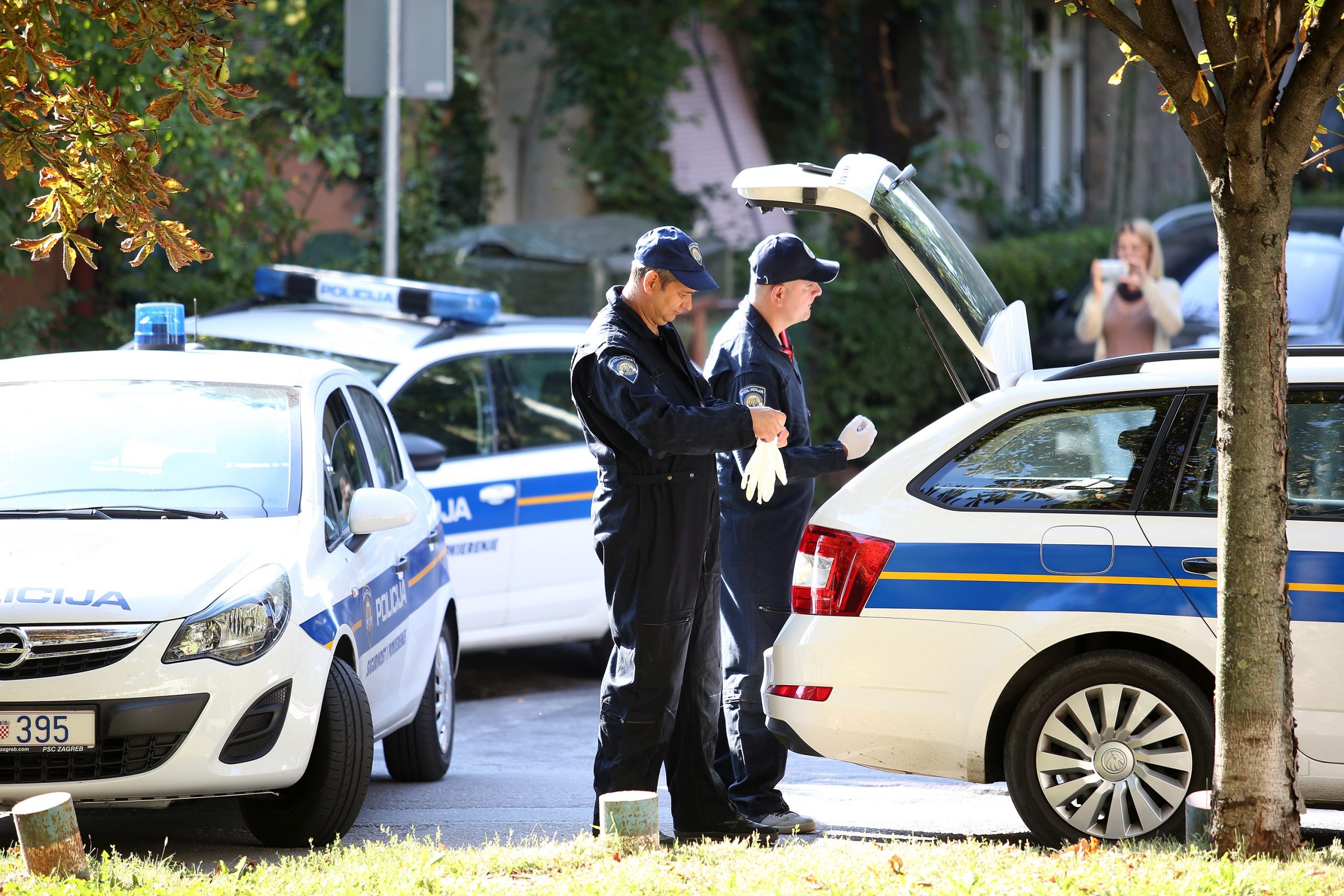 31.08.2016., Zagreb - Jutros oko 7 sati u Sutlanskoj ulici nepoznati pocinitelj aktivirao je eksplozivnu napravu. Jedna osoba je ozlijedjena, a nekoliko automobila u blizini je osteceno eksplozijom. 
Photo: Petar Glebov/PIXSELL