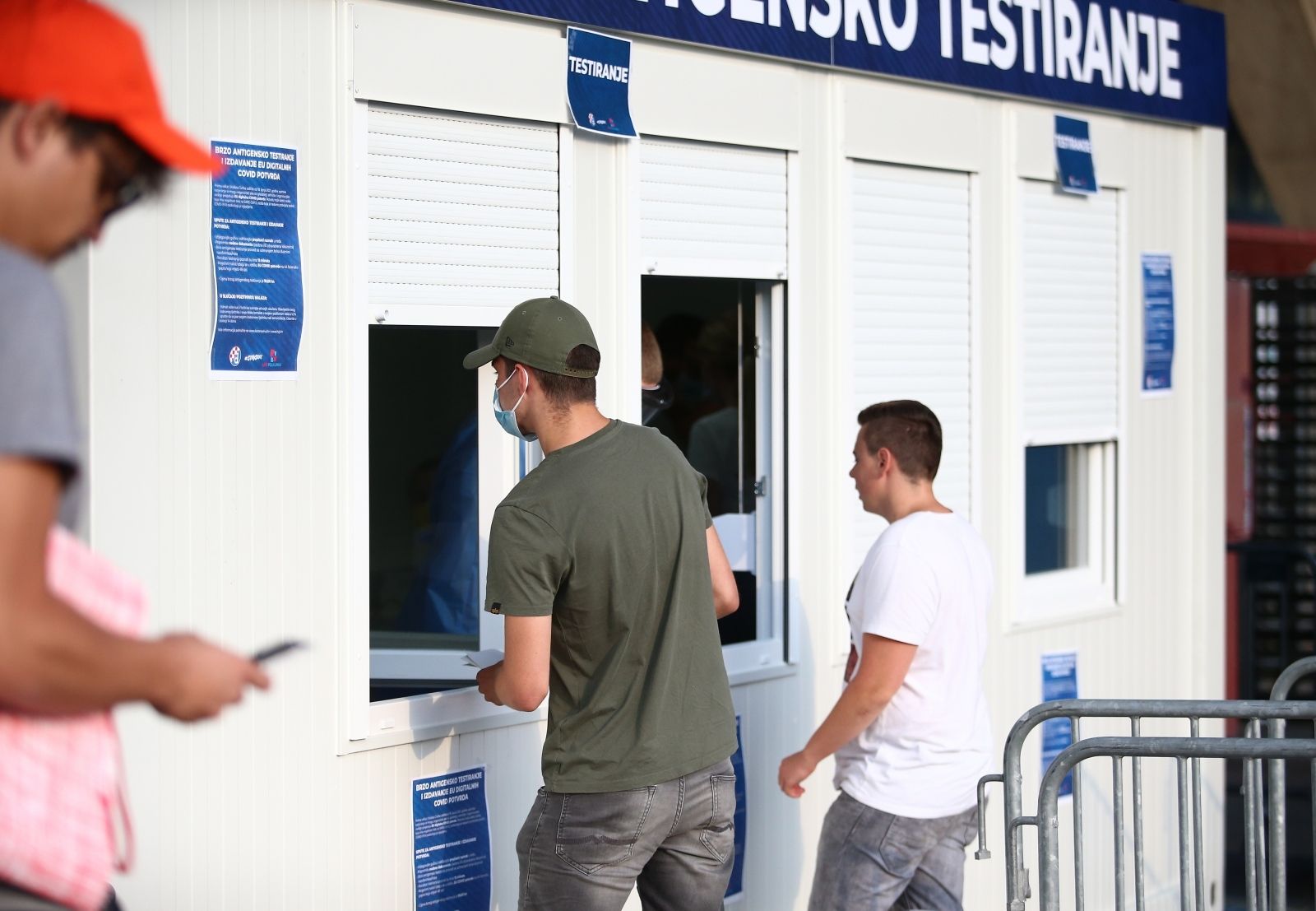 20.07.2021., stadion Maksimir, Zagreb - Prva utakmica 2. pretkola UEFA Lige prvaka, GNK Dinamo - Omonoia. Navijaci se testiraju brzim covid testom na punktu postavljenom ispod zapadne tribine.  Photo: Matija Habljak/PIXSELL