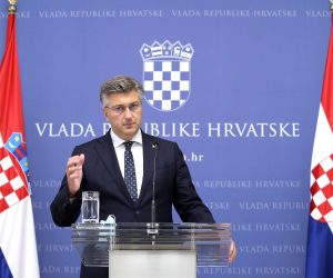 28.07.2021., Zagreb - U Banskim dvorima odrzana je video sjednica Znanstvenog savjeta za borbu protiv koronavirusa. Nakon sastanka predsjednik Vlade Andrej Plenkovic dao je izjavu medijima. Photo: Patrik Macek/PIXSELL