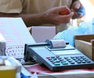 01.08.2013., Sibenik-
Neki od poznatih sibenskih prodavaca nisu se pojavili danas na svojim inace starim mjestima, a oni koji rade sa fiskalnim blagajnama negoduju zajedno sa kupcima jer se stvaraju veliki redovi. I jedni i drugi su na ovoj vrucini nestrpljivi i nervozni.
Photo: Dusko Jaramaz/PIXSELL
