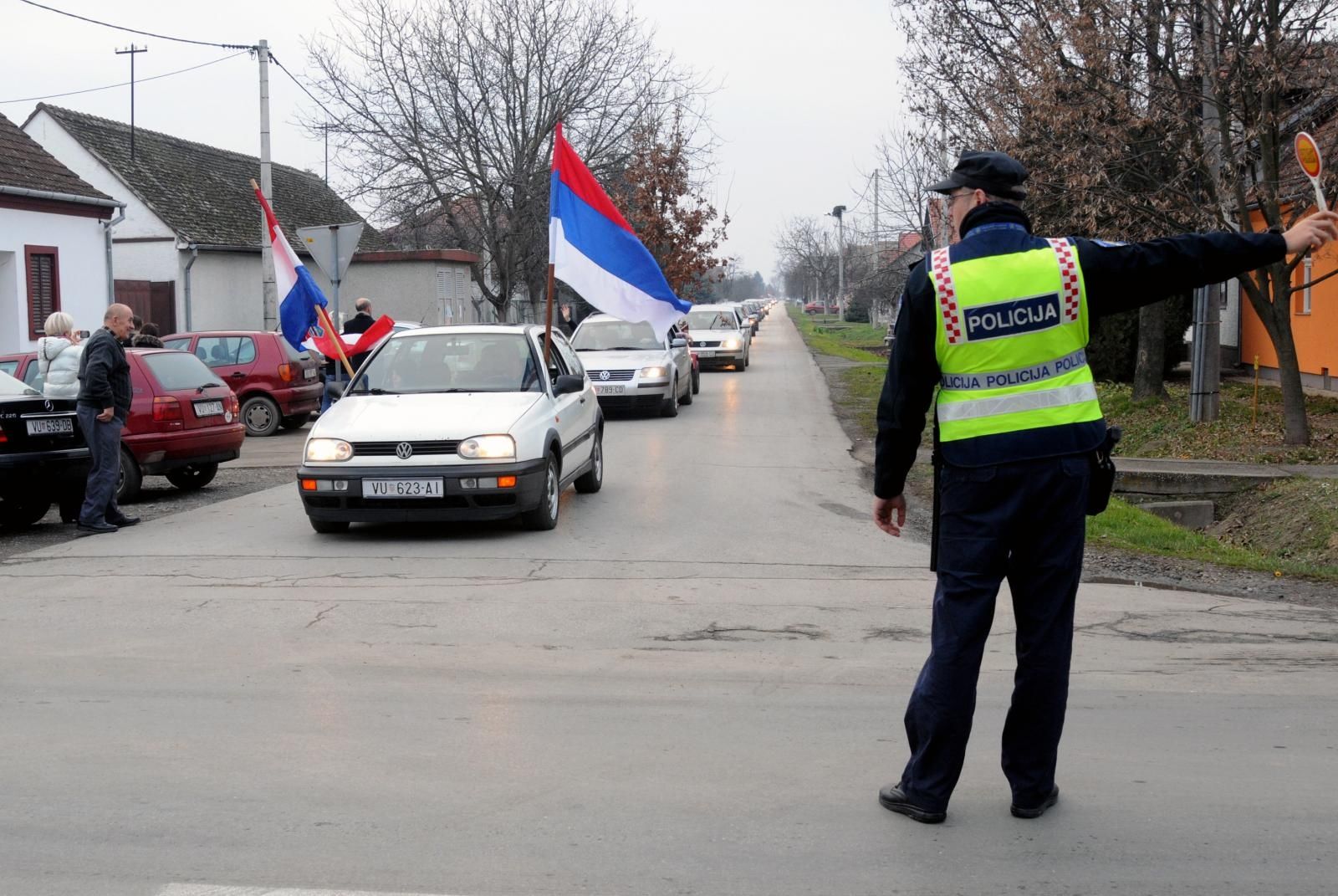 06.01.2014., Borovo Selo - Tradicionalnom kolonom automobila stanovnistvo srpske nacionalnosti zapocelo proslavu pravoslavnog Badnjaka. 
Photo: Goran Ferbezar/PIXSELL