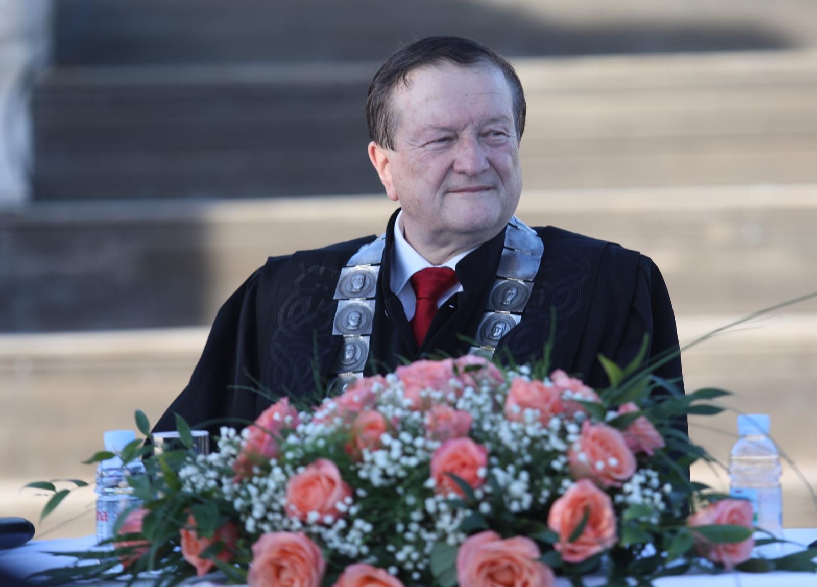 03.07.2021., Sibenik - Na tvrdjavi Barone odrzala se svecana promocija trece generacije inzenjera prvostupnika energetskih tehnologija Studija energetske ucinkovitosti i obnovljivih izvora Sveucilista u Zagrebu sa sjedistem u Sibeniku.

U prigodi svecanosti prisutne su pozdravili rektor Sveucilista u Zagrebu prof. dr. sc. Damir Boras , zupan Sibensko-kninske zupanije Marko Jelic i gradonacelnik Grada Sibenika Zeljko Buric. Svecanosti su nazocili i dekan Fakulteta strojarstva i brodogradnje Sveucilista u Zagrebu prof. dr. sc. Dubravko Majetic te dekan Fakulteta elektrotehnike i racunarstva Sveucilista u Zagrebu prof. dr. sc. Gordan Gledec.

Photo: Dusko Jaramaz/PIXSELL