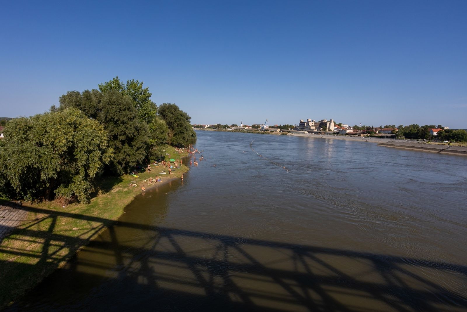 08.08.2021., Osijek - Veliki broj osjecana spas od velikih vrucina pronalazi na poznatom kupalistu kod zeljeznickog mosta. Popuparno kupaliste kod Zelje. Photo:Davor Javorovic/PIXSELL
