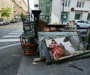 24.05.2020., Zagreb - Krupni otpad i fotografija nepoznatog autora odbacena na ulici.
 Photo: Emica Elvedji/PIXSELL