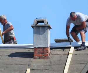 30.07.2021., Zagreb - Radnici rade na krovu obiteljske kuce u naselju Klara unatoc visokim temperaturama. Cijene gradjevinskog materijala drasticno su povecane u zadnjih godinu dana  te kronicno nedostaje  majstora svih profila  zbog cega su gradjevinske tvrtke koje ugovaraju poslove na javnim natjecajima dovedene u goleme probleme. u ovakvim uvjetima na trzistu se  uopce moze krenuti u obnovu od potresa kad ni sad mogu odraditi ugovorene poslove zbog manjka radne snage.  Photo:Zeljko Lukunic /PIXSELL