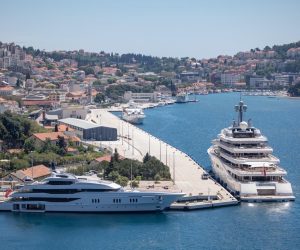 11.05.2021., Most Franja Tudjmana, Dubrovnik - Jahte My Vanish u vlasnistvu Larry Van Tuylea i Eclipse Romana Abramovica vezane u luci Gruz.
Photo: Grgo Jelavic/PIXSELL