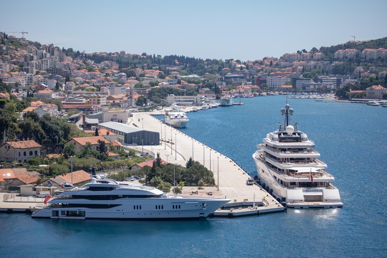 11.05.2021., Most Franja Tudjmana, Dubrovnik - Jahte My Vanish u vlasnistvu Larry Van Tuylea i Eclipse Romana Abramovica vezane u luci Gruz.
Photo: Grgo Jelavic/PIXSELL