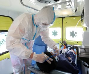 09.04.2021., Karlovac - Zbog povecanog broja oboljelih od covida-19 i transporta pacijenata  do bolnice djelatnicima karlovacke Hitne pomoci opseg posla u protekla dva tjedna povecan je za cak 80 posto. Hitna pomoc svakodnevno prevozi brojne pacijente sa teskim simptomima covida-19, upale pluca, teskim disanjem u bolnicu. U transportu tesko oboljeli dobiju kisik kako bi im se olaksao put do bolnice. Photo: Kristina Stedul Fabac/PIXSELL
