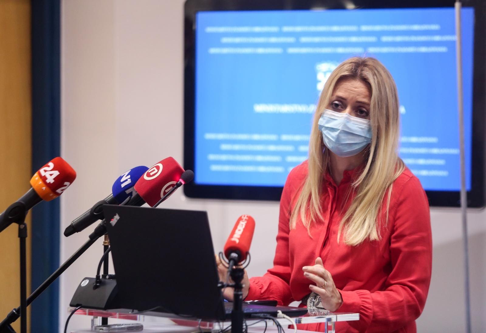 24.08.2020., Zagreb - U Ministarstvu znanosti i obrazovanja predstavljene Upute za sprjecavanje i suzbijanje epidemije COVID-19 vezano za rad predskolskih ustanova, osnovnih i srednjih skola u skolskoj godini 2020./2021. Ministar Radovan Fuchs i Ivana Pavic Simetin, zamjenica ravnatelja HZJZ.
Photo: Marin Tironi/PIXSELL