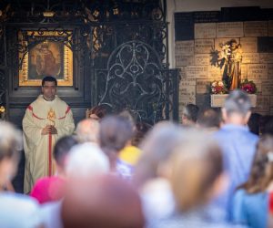 15.08.2021., Zagreb - Na svetkovinu Uznesenja Blazene Djevice Marije na Kamenitim vratima u 8 sati slavljena je sveta misa. 
Photo: Davor Puklavec/PIXSELL