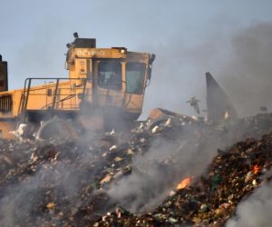 30.04.2018., Kastijun - Dva vatrogasna vozila od 16 sati pokusavaju ugasiti vatru koja se zapalila na odlagalistu otpada Kastijunu. Ovo je vec drugi pozar na Kastijunu u posljednja dva dana. Na terenu se nalazi sest vatrogasaca koji su pozar lokalizirali ali ga jos uvijek nisu ugasili

Photo: Dusko Marusic/PIXSELL
