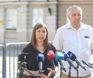 18.08.2021., Zagreb - Konferencija za medije radnicke fronte i Novog sindikata ispred sabora na temu stecaja tekstilne tvrtke Orljava. Katarina Peovic i Mario Ivekovic. 
Photo: Zeljko Lukunic/PIXSELL