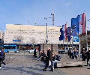 19.02.2021., Zagreb - Kvaternikov trg. Buduci da su kafici jos uvijek zatvoreni, Zagrebcani se okupljaju na otvorenom uzivajuci u proljetnom suncu.  Photo: Tomislav Miletic/PIXSELL