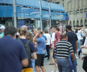 28.07.2021., Zagreb - Trg bana Josipa Jelacica. Povremene velike guzve prilikom cekanja pojedinih tramvajskih linija. Radi Zet-ovog prilagodjeneg ljetnog voznog reda i manjeg broja tramvaja cesto se stvaraju guzve na stanici na glavnom gradskom trgu. Photo: Sanjin Strukic/PIXSELL