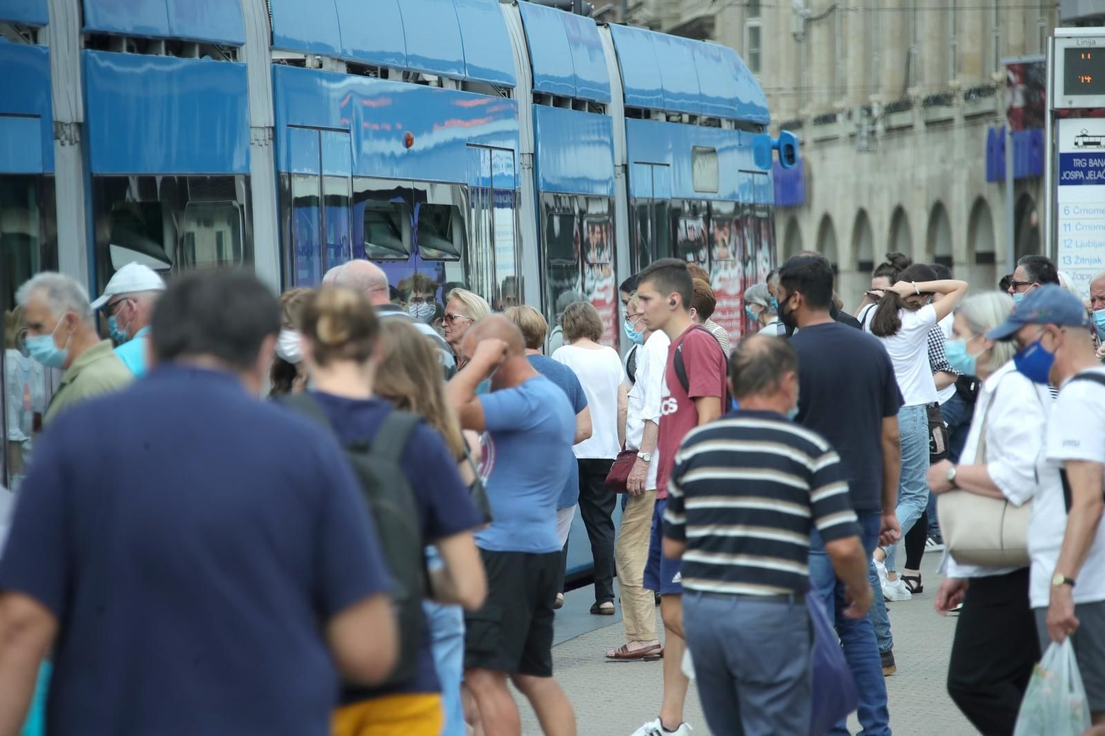 28.07.2021., Zagreb - Trg bana Josipa Jelacica. Povremene velike guzve prilikom cekanja pojedinih tramvajskih linija. Radi Zet-ovog prilagodjeneg ljetnog voznog reda i manjeg broja tramvaja cesto se stvaraju guzve na stanici na glavnom gradskom trgu. Photo: Sanjin Strukic/PIXSELL