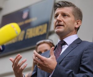27.07.2021., Zagreb - Ispred ministarstva financija odrzana je konferencija za medije nakon sastanka ministra financija Zdravka Marica s predstavnicima Nacionalne udruge ugostitelja o njihovim prijedlozima poreznog rasterecenja sa snizavanjem stope PDV-a na pripremu i posluzivanje bezalkoholnih pica i napitaka. Ministar financija Zdravko Maric Photo: Tomislav Miletic/PIXSEL
