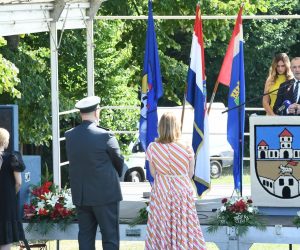 10.08.2021.,Hrvatska Kostajnica - Kod spomen-obiljezja „Slomljeni pejzaz“ na brdu Cukur obiljezena je 30. godisnjice pogibije snimatelja HTV-a Gordana Lederera. Brojna izaslanstva,predvodjena ministrom branitelja Tomom Medvedom, polozila su vijence i zapalila svijece.
Photo: Nikola Cutuk/PIXSELL