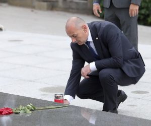 23.08.2021., Zagreb - Povodom obiljezavanja Europskog dana sjecanja na zrtve svih totalitarnih i autoritarnih rezima potpredsjednik Vlade i ministar hrvatskih branitelja Tomo Medved upalio je svijece kod spomenika Glas hrvatske zrtve  Zid boli, na Grobnici narodnih heroja, na grobu Brune Busica, kod Spomen obiljezja hrvatskim zrtvama Bleiburga i kriznih putova te na grobu prvog hrvatskog predsjednika dr. Franje Tudjmana.
Photo: Patrik Macek/PIXSELL