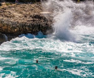 29.06.2021., Pula - 
Valovi na Lungo mare te Havajskoj plazi na Verudeli.
Photo: Srecko Niketic/PIXSEL