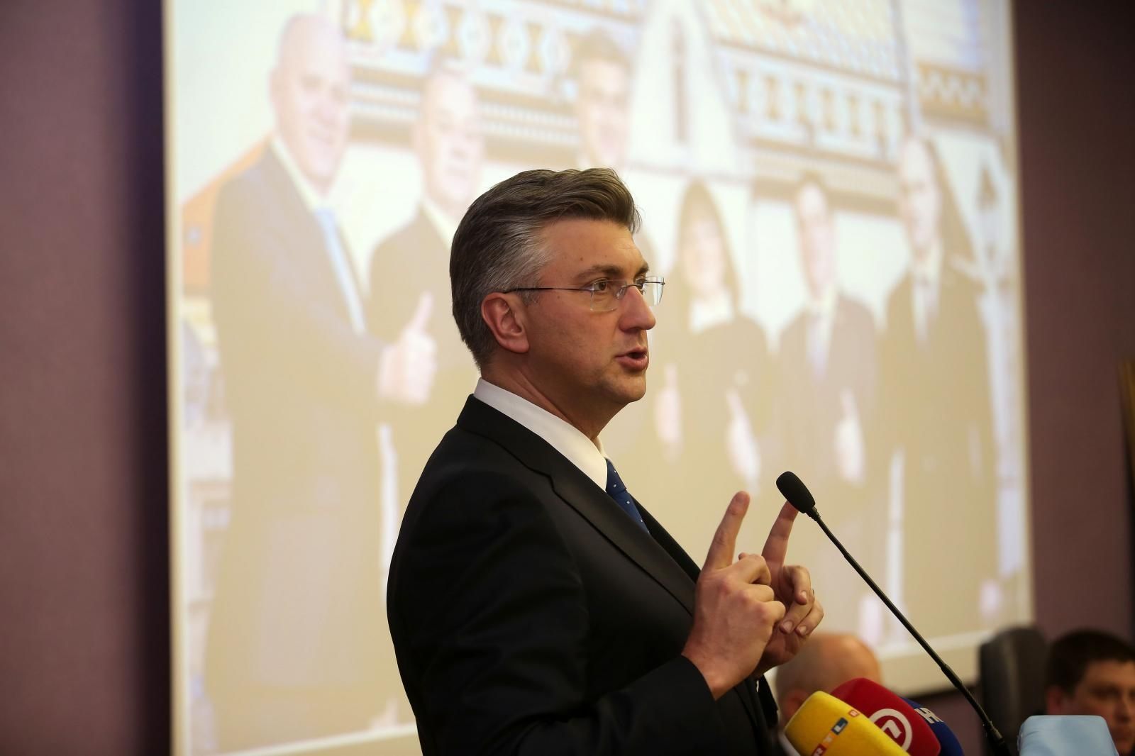 09.03.2020., Rijeka -  Na predizbornom unutarstranackom skupu HDZ-a odrzanom u dvorani Euroherca clanovima u Rijeci predstavili su se Andrej Plenkovic, Branko Bacic, Oleg Butkovic, Tomo Medved i Ivan Anusic
Photo:Goran Kovacic/PIXSELL