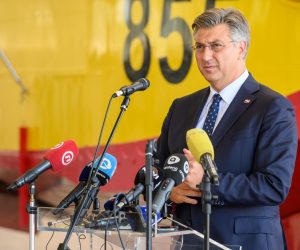 19.08.2021., Zemunik - Predsjednik Vlade Andrej Plenkovic sa suradnicima posjetio je Protupozarnu eskadrilu HRZ-a na Zemuniku. 
Photo: Dino Stanin/PIXSELL