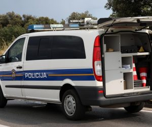 16.07.2021., Njivice - Dva motora sudarila su se na jadranskoj magistrali u Njivicama. Jedan motociklista prebacen je u sibensku bolnicu. Promet se odvija jednim trakom zbog ocevida.
Photo: Dusko Jaramaz/PIXSELL