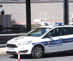 30.05.2021., Sibenik - Zbog prometne nesreca koja se rano jutros dogodila na autocesti Zagreb-Split, a kojoj su navodno sudjelovali migranti veci broj policijskih sluzbenika Sibensko-kninske zupanije ispred sibenske bolnice.
Photo: Hrvoje Jelavic/PIXSELL