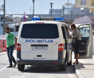 06.07.2016., Porec - Policija je u 12.08 sati dobila dojavu da je na poreckoj rivi doslo do fizickog sukoba uz uporabu vatrenog oruzja. Prema prvim informacijama, jedna je osoba ozlijedjena te je prevezena u OB Pula. 
Zbog policijskog ocevida dio grada gdje se dogodila pucnjava bio je blokiran.  
Photo: Dusko Marusic/PIXSELL