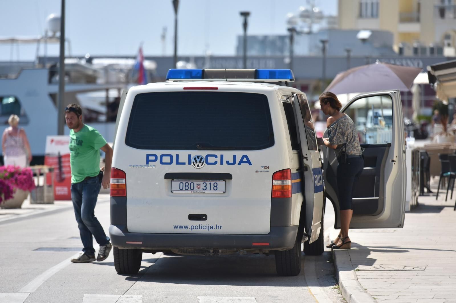 06.07.2016., Porec - Policija je u 12.08 sati dobila dojavu da je na poreckoj rivi doslo do fizickog sukoba uz uporabu vatrenog oruzja. Prema prvim informacijama, jedna je osoba ozlijedjena te je prevezena u OB Pula. 
Zbog policijskog ocevida dio grada gdje se dogodila pucnjava bio je blokiran.  
Photo: Dusko Marusic/PIXSELL