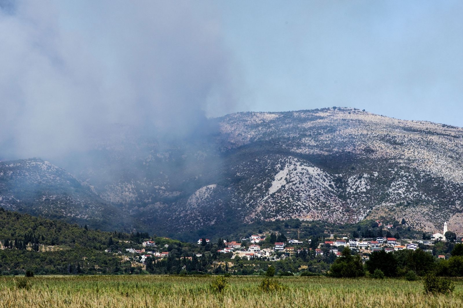 14.08.2021., Metkovic - Pogled iz Metkovica i obliznjih sela na pozar koji gori u blizini granice s Bosnom i Hercegovinom.
Photo: Miroslav Lelas/PIXSELL
