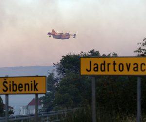 26.08.2021.,Zaboric-Vise pozara koji su se tijekom noci spojili u jedan veliki na podrucju izmedju Jadrtovca i Zaborića.59 vatrogasaca s 21 vozilom su na terenu a u pomoc su u svitanje dosla i dva kanadera. Pozar gase vatrogasci iz JVP Sibenik, JVP Vodice, DIP Sibenik, DVD-ovi: Brodarica, Grebastica, Sibenik, Zablace, Zaton, Bilice, Perkovic, Pirovac, Skradin, Rogoznica i Vodice.
Photo: Dusko Jaramaz/PIXSELL