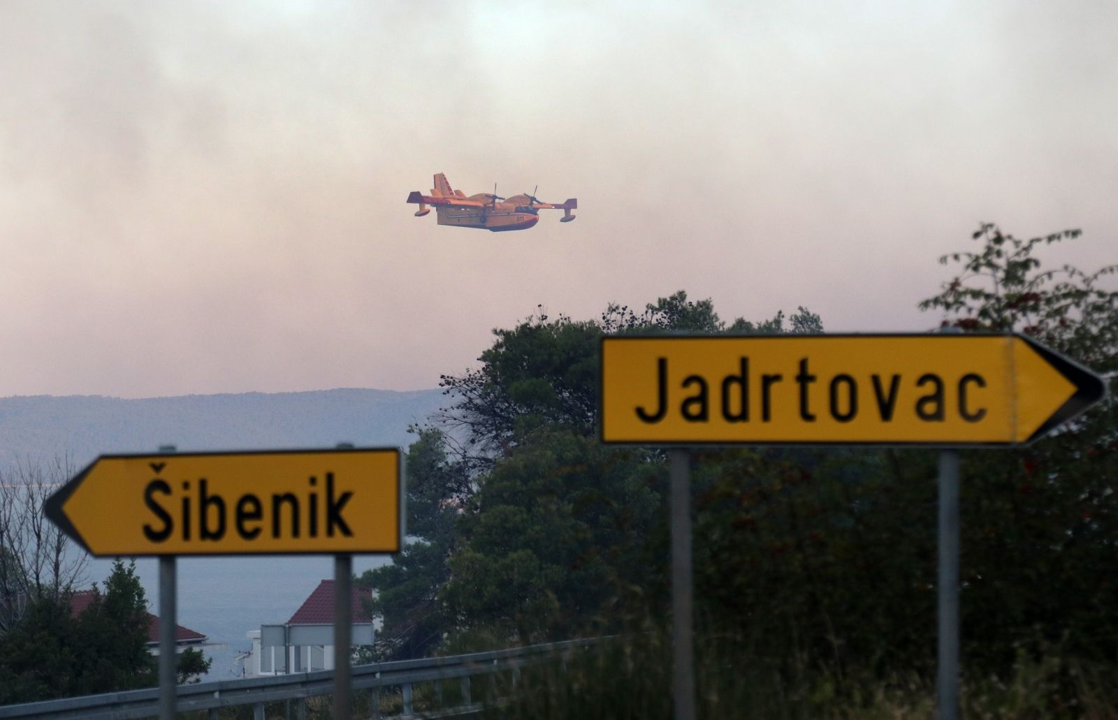 26.08.2021.,Zaboric-Vise pozara koji su se tijekom noci spojili u jedan veliki na podrucju izmedju Jadrtovca i Zaborića.59 vatrogasaca s 21 vozilom su na terenu a u pomoc su u svitanje dosla i dva kanadera. Pozar gase vatrogasci iz JVP Sibenik, JVP Vodice, DIP Sibenik, DVD-ovi: Brodarica, Grebastica, Sibenik, Zablace, Zaton, Bilice, Perkovic, Pirovac, Skradin, Rogoznica i Vodice.
Photo: Dusko Jaramaz/PIXSELL
