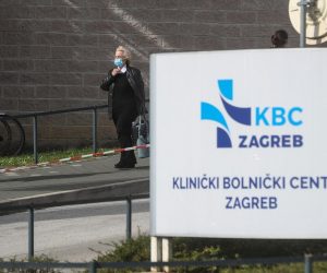 21.10.2020., Zagreb - Zbog pojacanih mjera radi prevencije sirenja zaraze koronavirusom (COVID-19) u KBC-u Zagreb su do daljnjega zabranjeni posjeti pacijentima, izuzev roditeljima cija djeca su smjestena na djecjim odjelima.  

Photo: Zeljko Lukunic/PIXSELL