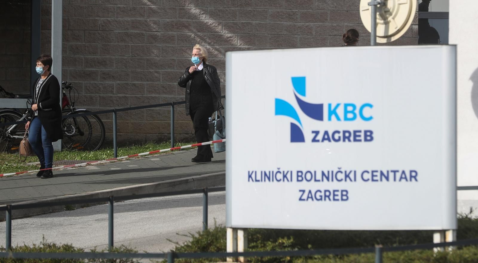 21.10.2020., Zagreb - Zbog pojacanih mjera radi prevencije sirenja zaraze koronavirusom (COVID-19) u KBC-u Zagreb su do daljnjega zabranjeni posjeti pacijentima, izuzev roditeljima cija djeca su smjestena na djecjim odjelima.  

Photo: Zeljko Lukunic/PIXSELL