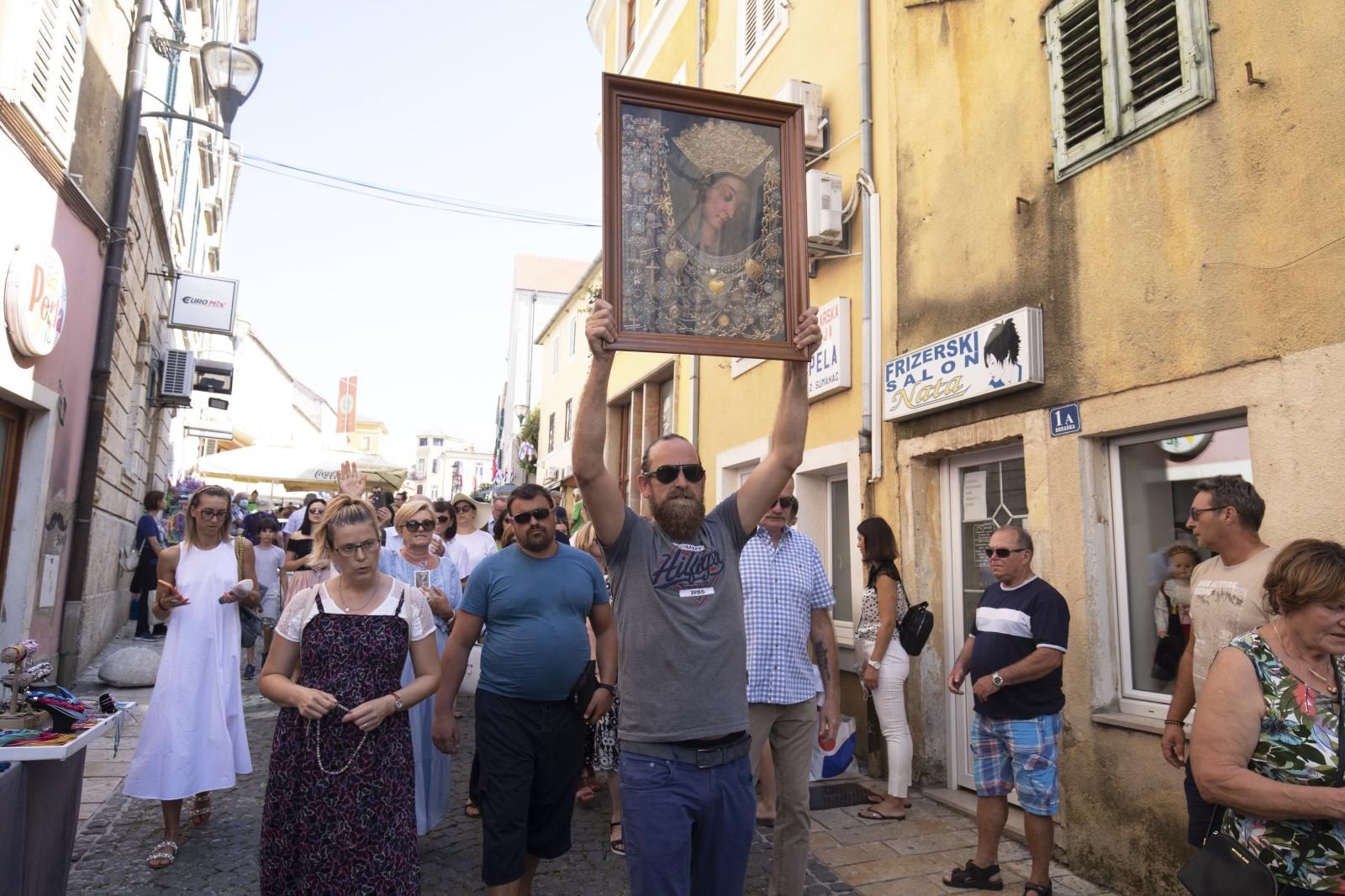 15.08.2021., Sinj - Muskarac poveo procesiju ispred Svetista Gospe Sinjske iako je ona otkazana zbog epidemioloskih mjera. 
Photo: Miroslav Lelas/PIXSELL