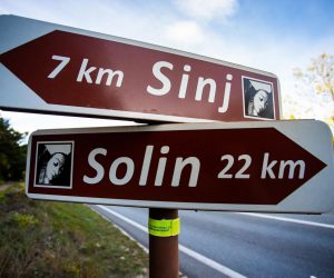 30.10.2020., Dugopolje, Dicmo, Sinj - Pjesacka staza Gospi Sinjskoj koja je citavim putem od Solina do Sinja obiljezena znakovima i zuto-bijelom bojom.
Photo: Milan Sabic/PIXSELL