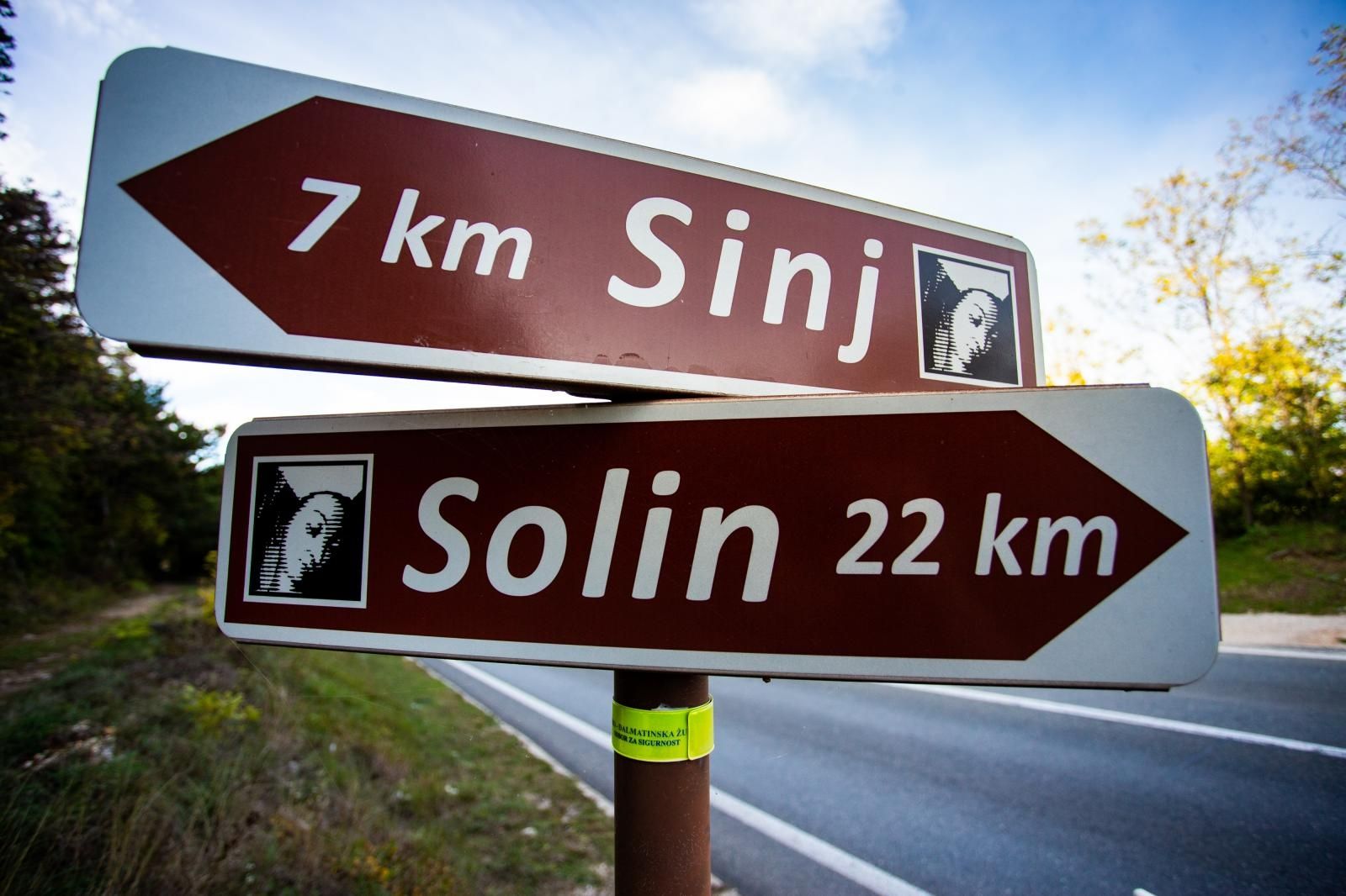 30.10.2020., Dugopolje, Dicmo, Sinj - Pjesacka staza Gospi Sinjskoj koja je citavim putem od Solina do Sinja obiljezena znakovima i zuto-bijelom bojom.
Photo: Milan Sabic/PIXSELL