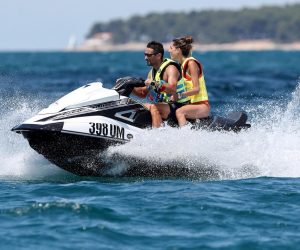 16.07.2019., Umag - Tenisac Tommy Robredo sa djevojkom provozao se na vodenom skuteru.
Photo: Igor Kralj/PIXSELL