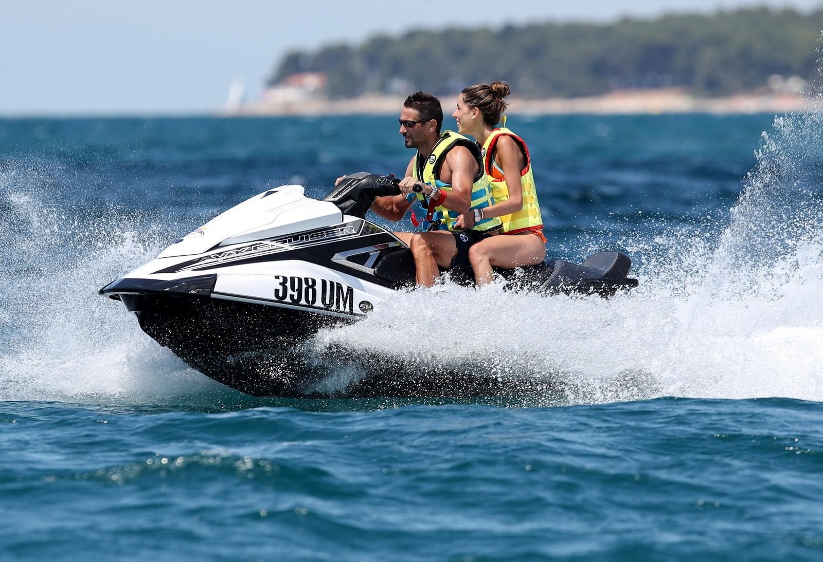 16.07.2019., Umag - Tenisac Tommy Robredo sa djevojkom provozao se na vodenom skuteru.
Photo: Igor Kralj/PIXSELL