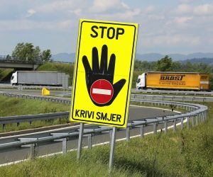 25.04.2017., Bregana - Tegljaci cekaju u koloni za prijelaz slovenske granice. 
Photo: Tomislav Miletic/PIXSELL
